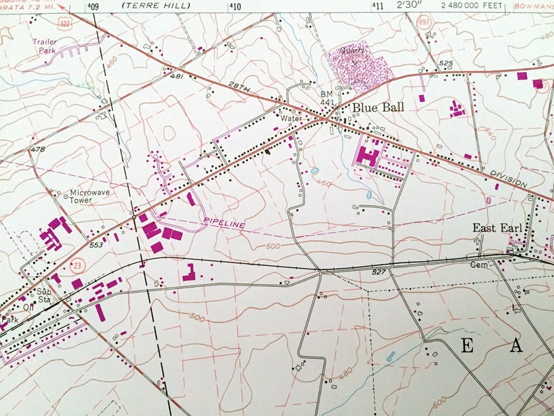 Op de afbeelding: Een zwart-witte kaart met roze en rode markeringen. De kaart toont een stad genaamd "Blue Ball" met wegen, gebouwen en een pijpleiding. De kaart toont ook een "Microwave Tower" en een "Trailer Park".