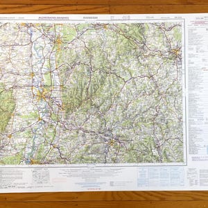 Könnte beinhalten: Eine detaillierte Karte der Region Mannheim in Westeuropa, mit einem Netz von Straßen, Flüssen und topografischen Details. Die Karte ist auf weißem Papier mit einem Raster und Textbeschriftungen gedruckt, einschließlich des Titels "Mannheim".