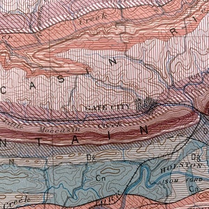 Puede incluir: Un mapa vintage de una regi&oacute;n de los Estados Unidos, que muestra la ubicaci&oacute;n de Gate City, Virginia. El mapa est&aacute; impreso en tinta marr&oacute;n, azul y roja sobre un fondo blanco. El mapa muestra los nombres de las ciudades, los r&iacute;os y otras caracter&iacute;sticas geogr&aacute;ficas.
