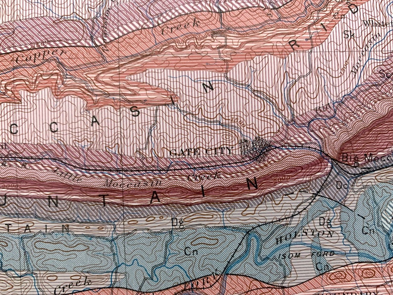 Puede incluir: Un mapa vintage de una regi&oacute;n de los Estados Unidos, que muestra la ubicaci&oacute;n de Gate City, Virginia. El mapa est&aacute; impreso en tinta marr&oacute;n, azul y roja sobre un fondo blanco. El mapa muestra los nombres de las ciudades, los r&iacute;os y otras caracter&iacute;sticas geogr&aacute;ficas.