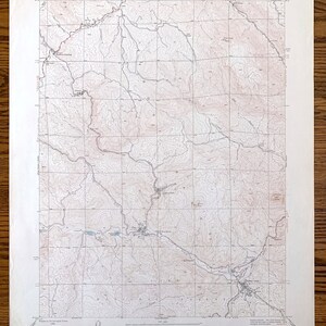 Puede incluir: Un mapa topográfico vintage de Pine, Colorado, que muestra las curvas de nivel y las características geográficas. El mapa está impreso en papel blanco con líneas marrones y rojas. El mapa se titula "Pine Quadrangle" e incluye el texto "United States Department of the Interior Geological Survey" y "State of Colorado".