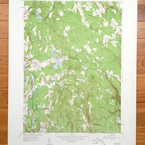 Puede incluir: Un mapa topográfico vintage del área de Westdale, Massachusetts. El mapa muestra el terreno, las carreteras y las vías fluviales de la región. El mapa está impreso en verde, marrón y negro.