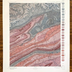 Puede incluir: Un mapa geol&oacute;gico vintage del &aacute;rea de Kentucky-Virginia-Tennessee, que muestra las formaciones geol&oacute;gicas en varios colores. El mapa est&aacute; titulado "AREAL GEOLOGY" e incluye una leyenda con diferentes tipos de rocas y sus colores correspondientes.
