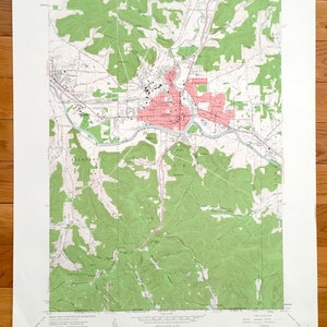 Pode incluir: Um mapa topográfico vintage de Olean, Nova Iorque, mostrando as ruas da cidade, os rios e o terreno circundante. O mapa é impresso em preto e verde em papel branco e inclui uma legenda e uma escala.