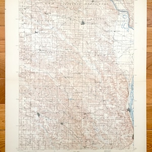 Puede incluir: Un mapa topográfico vintage del centro de Iowa, que muestra los condados de Polk, Jefferson, Madison, Dallas, Warren, Union, Jasper, Marion, Mahaska, Monroe, Lucas, Wayne, Decatur, Clarke y Ringgold. El mapa está impreso en papel color crema con líneas y texto marrones.