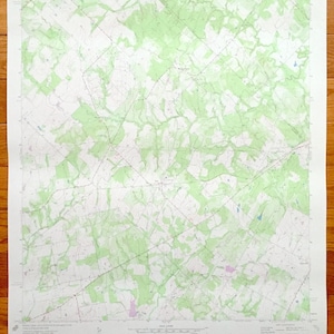 Peut inclure: Une carte topographique en noir et blanc de Jones Creek, Texas. La carte montre les routes, les rivières et autres caractéristiques géographiques. La carte est datée de juin 1953.