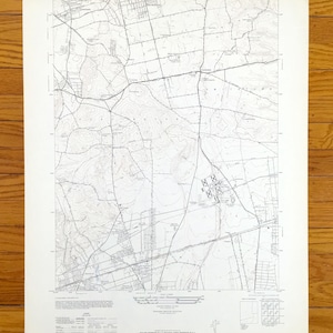 Puede incluir: Un mapa topográfico en blanco y negro de Greenlawn, Nueva York. El mapa muestra carreteras, ríos y cambios de elevación. El mapa está etiquetado con el nombre "Greenlawn" y el número de hoja "585-12-SE-32".