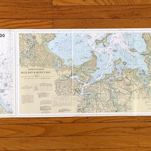 Può includere: Una carta nautica di Cohasset Harbor e Boston Harbor, Hull Bay & Quincy Bay. La mappa è stampata su carta bianca con dettagli blu e beige. La carta è contrassegnata con il numero 30 in due punti.