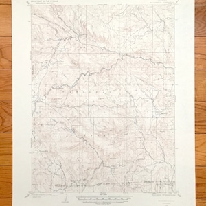 Może przedstawiać: Antyczna mapa topograficzna lasu narodowego Roosevelt w Kolorado. Mapa pokazuje położenie szlaków, dróg i innych cech. Mapa jest wydrukowana na białym tle z brązowymi liniami i tekstem.