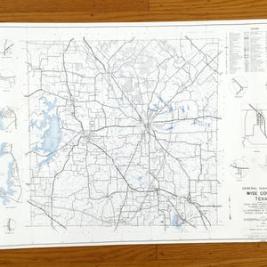 Könnte beinhalten: Eine Vintage-Straßenkarte von Wise County, Texas, mit einem detaillierten Straßennetz, Gewässern und geografischen Merkmalen. Die Karte enthält eine Legende, Karteneinlagen und den Text "General Highway Map Wise County Texas". Die Karte ist auf weißem Papier gedruckt.