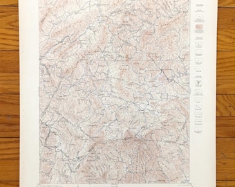 Puede incluir: Un mapa topográfico vintage de Carolina del Norte, Tennessee y Georgia. El mapa está impreso en papel color crema y presenta líneas de contorno marrones, ríos azules y texto negro. El título del mapa es "TOPOGRAPHIC SHEET" y la leyenda está en la esquina superior derecha.