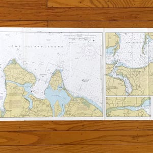 Puede incluir: Una carta náutica de Long Island Sound, Oyster Bay a Northport, con representaciones detalladas de la costa, vías fluviales e información de navegación. La carta está impresa en papel envejecido.