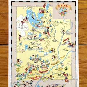 Może przedstawiać: Winietkowa, ilustrowana mapa stanu Utah z postaciami z kreskówek i punktami orientacyjnymi. Mapa jest żółta z niebieskimi obramowaniami i zawiera napis "UTAH" na czerwonej wstążce.
