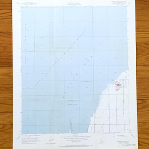 Può includere: Una mappa topografica dell'United States Geological Survey del Salton Sea National Wildlife Refuge in California. La mappa presenta una griglia azzurra, testo nero e bordi bianchi, che dettagliano le coordinate geografiche e i segnali.