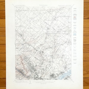 Könnte beinhalten: Eine antike topografische Karte von Pennsylvania und New Jersey, die das Gebiet um Philadelphia zeigt. Die Karte ist in Schwarzweiß und enthält Details wie Straßen, Flüsse und Städte. Die Karte trägt den Titel "TOPOGRAPHY" und enthält eine Legende.