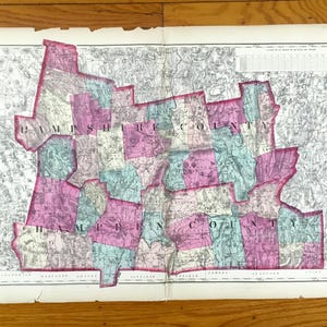 Puede incluir: Mapa antiguo del condado de Hampshire, con límites detallados en rosa, azul y verde. El mapa está impreso en papel envejecido, con signos visibles de desgaste, lo que le da un aspecto histórico.