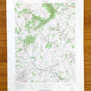 Może przedstawiać: Antyczna mapa topograficzna obszaru Flemington, NJ. Mapa przedstawia drogi, rzeki i zmiany wysokości. Mapa jest wydrukowana na białym papierze i ma zielono-brązową kolorystykę.