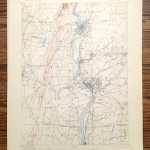 Puede incluir: Un mapa antiguo de Springfield, Massachusetts, que muestra las ciudades y los ríos circundantes. El mapa está impreso en papel color crema con líneas marrones y azules. El mapa está titulado "Springfield Mass. Conn. Sheet 1".