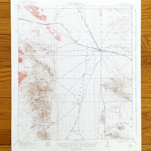 Peut inclure: Une carte topographique ancienne avec des lignes de contour détaillées, des routes et des noms de lieux. La carte présente des nuances de marron, de beige et de rouge, avec une superposition de grille. Imprimée sur papier blanc, c'est probablement un document historique.