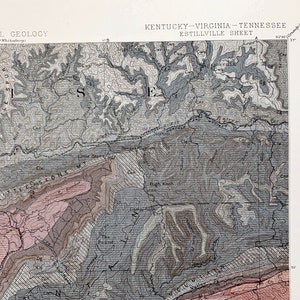 Puede incluir: Un mapa geol&oacute;gico en blanco y negro de Kentucky, Virginia y Tennessee. El mapa muestra las diferentes formaciones rocosas del &aacute;rea, incluyendo la arenisca de Harlan, la formaci&oacute;n de Wise, la arenisca de Gladeville, la formaci&oacute;n de Norton, el conglomerado de Lee, la pizarra de Pennington, la piedra caliza de Newman, la pizarra de Grainger, la pizarra negra de Chattanooga y la Shale.