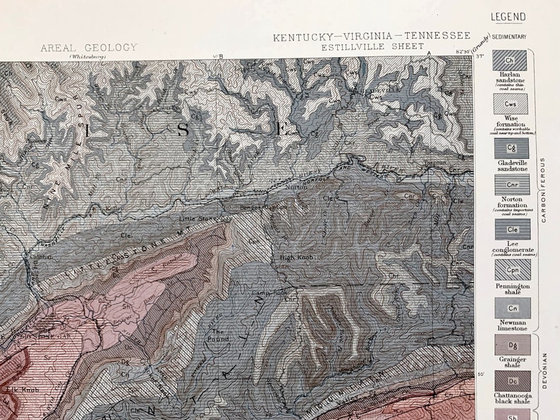 Puede incluir: Un mapa geol&oacute;gico en blanco y negro de Kentucky, Virginia y Tennessee. El mapa muestra las diferentes formaciones rocosas del &aacute;rea, incluyendo la arenisca de Harlan, la formaci&oacute;n de Wise, la arenisca de Gladeville, la formaci&oacute;n de Norton, el conglomerado de Lee, la pizarra de Pennington, la piedra caliza de Newman, la pizarra de Grainger, la pizarra negra de Chattanooga y la Shale.