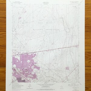 Peut inclure: Une carte topographique vintage de Fort Bliss, Texas, montrant la zone environnante et le terrain. La carte est imprimée en noir et blanc avec des zones ombragées en rose indiquant la réserve militaire.