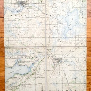 Puede incluir: Un mapa vintage del área alrededor del lago Green, Wisconsin, que muestra las ciudades de Aurora, Berlín, Brooklyn, Ripon y Neenah. El mapa está dividido en cuatro secciones, cada una con una ciudad diferente. El mapa está impreso en papel marrón claro y tiene un aspecto descolorido.