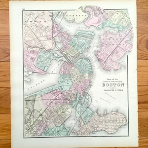 Puede incluir: Un mapa antiguo de Boston, Massachusetts, que muestra las partes compactas de la ciudad y las ciudades adyacentes. El mapa está impreso en blanco y negro con acentos de color, incluyendo rosa, azul y verde. El mapa incluye el texto "Map of the Compact Portions of Boston and Adjacent Cities."