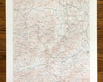 Puede incluir: Un mapa topográfico vintage del área del Monte Mitchell en Carolina del Norte. El mapa está impreso en blanco y negro con líneas de contorno marrones y muestra la ubicación de ríos, carreteras y montañas. El mapa está titulado "Mount Mitchell N.C. - 1900".