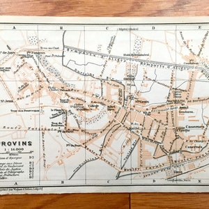 Antigo mapa de Provins, França, 1909, do Baedekers Guide Atlas - Casernes, Remparts d'Aligre, Tithe Barn, Medieval, Boulevard Carnot, Cemitério