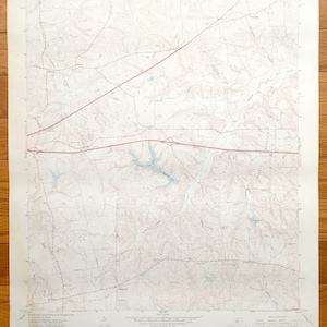 Może przedstawiać: Antyczna mapa topograficzna Starrsville w Teksasie, przedstawiająca drogi, rzeki i linie poziomic. Mapa jest wydrukowana na kremowym papierze z czerwonymi i czarnymi liniami.