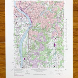 Puede incluir: Un mapa vintage de Springfield South Quadrangle, Massachusetts, impreso por el United States Department of the Interior Geological Survey. El mapa muestra el área alrededor del río Connecticut, con carreteras, ríos y otras características geográficas marcadas en detalle.