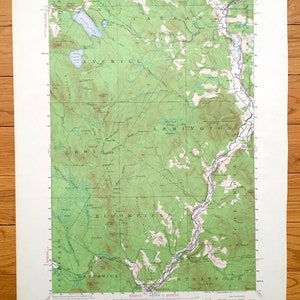 Puede incluir: Un mapa vintage del cuadrante de Averill en Vermont, que muestra las ciudades de Averill, Lemington, Brunswick y Stratford. El mapa está impreso en verde y marrón sobre un fondo blanco e incluye detalles topográficos.