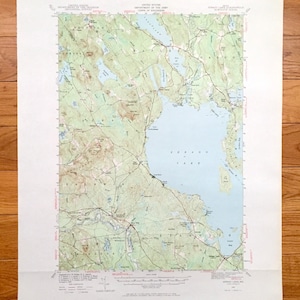 Könnte beinhalten: Eine Vintage-topografische Karte des Sebago-Sees in Maine, herausgegeben vom United States Army Corps of Engineers. Die Karte zeigt den See, die umliegenden Städte und verschiedene geografische Merkmale.