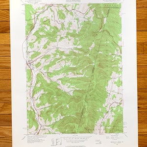 Puede incluir: Un mapa topográfico vintage del área de Powisset en Massachusetts. El mapa muestra el terreno, las carreteras y las vías fluviales del área. El mapa está impreso en papel y tiene un esquema de color verde y marrón.