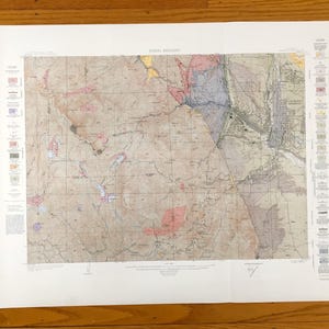 Puede incluir: Un mapa vintage de la región del Mar de Aral, que muestra la geografía y la topografía del área. El mapa está impreso en blanco y negro con líneas y marcas de colores que indican diferentes características. El mapa está titulado "Aral Region" y incluye una leyenda y una escala.