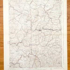 Könnte beinhalten: Eine alte topografische Karte des Bundesstaates West Virginia, die das Gelände und die Flüsse der Gegend zeigt. Die Karte ist auf cremefarbenem Papier gedruckt und enthält den Text "UNITED STATES DEPARTMENT OF THE INTERIOR GEOLOGICAL SURVEY" und "STATE OF WEST VIRGINIA TOPOGRAPHICAL SURVEY".