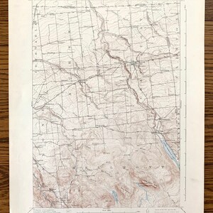 Könnte beinhalten: Eine alte topografische Karte der Gegend von Chateaugay, New York. Die Karte zeigt Höhenlinien, Flüsse, Straßen und andere Merkmale. Die Karte ist auf Papier gedruckt und hat einen Maßstab von 1:24.000.