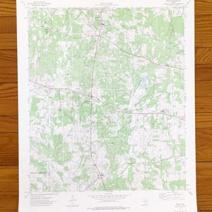 Peut inclure: Une carte topographique vintage de la région du Texas, avec des zones ombragées vertes représentant les forêts et la végétation, avec des routes et d'autres caractéristiques géographiques. La carte est imprimée sur papier blanc.