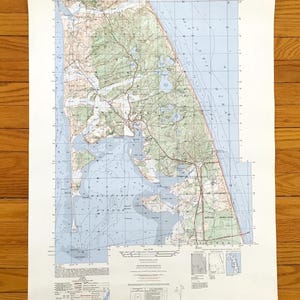 Può includere: Una mappa topografica dettagliata di Wellfleet, Massachusetts, con curve di livello, profondità dell'acqua e reti stradali. La mappa è stampata su un foglio bianco e include testo che indica la scala e le coordinate geografiche.