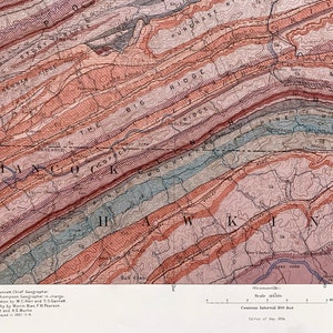 Puede incluir: Un mapa geol&oacute;gico detallado de una regi&oacute;n en los Montes Apalaches, que muestra las diferentes formaciones rocosas y elevaciones. El mapa est&aacute; coloreado en tonos de rojo, marr&oacute;n y azul, con l&iacute;neas de contorno que indican el terreno. El mapa incluye los nombres de varias monta&ntilde;as y r&iacute;os, incluyendo "The Big Ridge", "Hawkins" y "The Mountain".