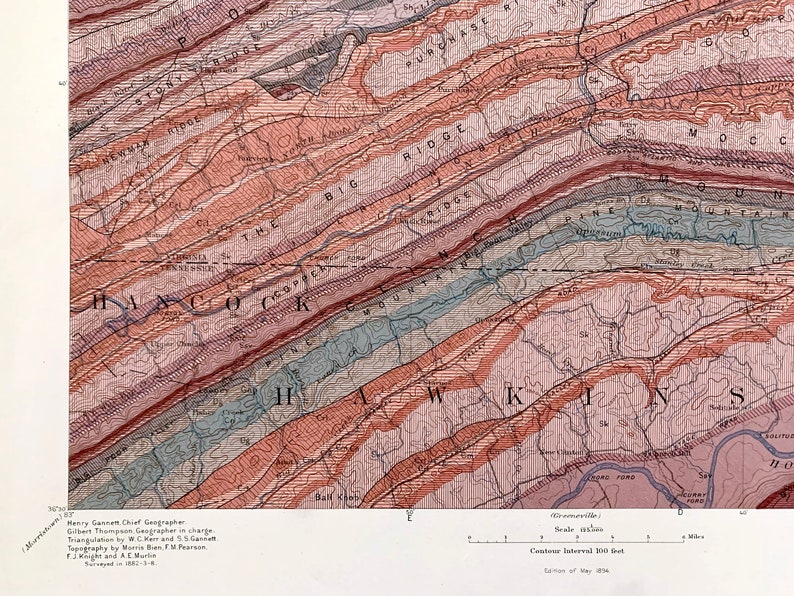 Puede incluir: Un mapa geol&oacute;gico detallado de una regi&oacute;n en los Montes Apalaches, que muestra las diferentes formaciones rocosas y elevaciones. El mapa est&aacute; coloreado en tonos de rojo, marr&oacute;n y azul, con l&iacute;neas de contorno que indican el terreno. El mapa incluye los nombres de varias monta&ntilde;as y r&iacute;os, incluyendo "The Big Ridge", "Hawkins" y "The Mountain".