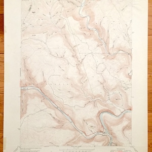 Puede incluir: Un mapa topográfico vintage del área de Keating, Pensilvania. El mapa muestra la topografía del área con líneas de contorno e incluye los nombres de ríos, arroyos y otras características geográficas. El mapa está impreso en papel de color crema y tiene un borde marrón.