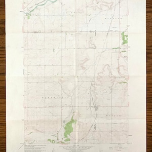 Peut inclure: Une carte topographique vintage de Northfield, Minnesota, montrant les environs avec des rivières, des routes et des courbes de niveau. La carte est imprimée sur du papier crème avec des lignes brunes et noires.