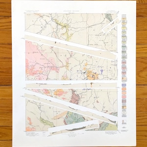Puede incluir: Un mapa antiguo de Colorado con secciones geológicas, que presenta un diseño detallado con varios colores y líneas. El mapa está parcialmente oscurecido por tiras diagonales blancas, creando un efecto de capas. Una leyenda es visible en el lado derecho.