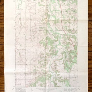 Peut inclure: Une carte topographique vintage de la région de Mahtowa, Minnesota. La carte montre l'emplacement des routes, des rivières et d'autres caractéristiques géographiques. La carte est imprimée sur du papier de couleur crème et a un schéma de couleurs vert et brun.