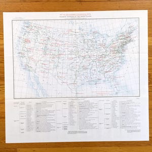 Può includere: Una mappa topografica vintage degli Stati Uniti, con informazioni geografiche dettagliate. La mappa è stampata su un grande foglio di carta con un bordo bianco. La mappa include segni rossi e verdi, e il titolo "SET OF ONE HUNDRED TOPOGRAPHIC MAPS" è visibile.