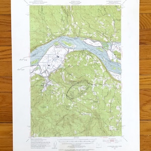 Op de afbeelding: Een topografische kaart van de Clatskanie Quadrangle, Oregon, met contourlijnen, rivieren en beboste gebieden. De kaart bevat de tekst "UNITED STATES DEPARTMENT OF THE INTERIOR" en handgeschreven aantekeningen.