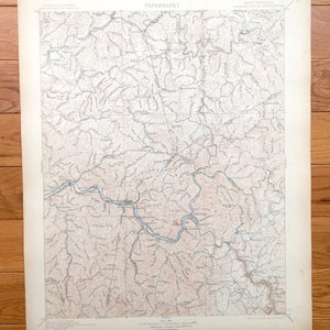 Könnte beinhalten: Eine antike topografische Karte von West Virginia, die das Gebiet um die Stadt Marlinton zeigt. Die Karte ist in Schwarzweiß auf cremefarbenem Papier gedruckt. Die Karte enthält Details wie Flüsse, Straßen und Höhenlinien.