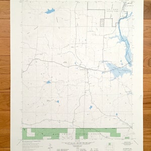 Może przedstawiać: Antyczna mapa obszaru Patterson w stanie Missouri, przedstawiająca las narodowy Mark Twain. Mapa jest wydrukowana na białym papierze z niebieskimi liniami i tekstem. Mapa zawiera legendę z symbolami dróg, szlaków i innych cech.